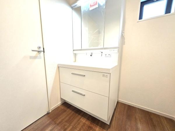 横浜市青葉区大場町の新築一戸建の独立洗面台|広々とした洗面室には三面鏡付き独立洗面台！