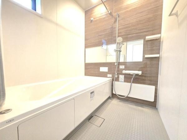 横浜市青葉区大場町の新築一戸建の浴室|窓付きの浴室です。
このバスルームで一日の疲れを癒してください！