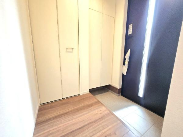 横浜市青葉区大場町の新築一戸建の玄関|収納豊富な玄関です。
この明るい玄関が気持ちよく家族を迎え入れます♪