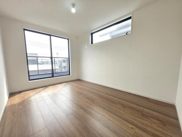 横浜市青葉区大場町の新築一戸建の洋室|窓からの光が嬉しい洋室です。
収納もあり、荷物が多い方にも安心です♪
※家具等はＣＧでの参考レイアウトです。
