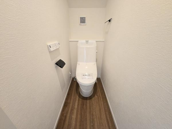 横浜市青葉区大場町の新築一戸建のトイレ|清潔感のある内装のすっきりとしたデザインのトイレです。
水周りが綺麗だと安心ですね。

