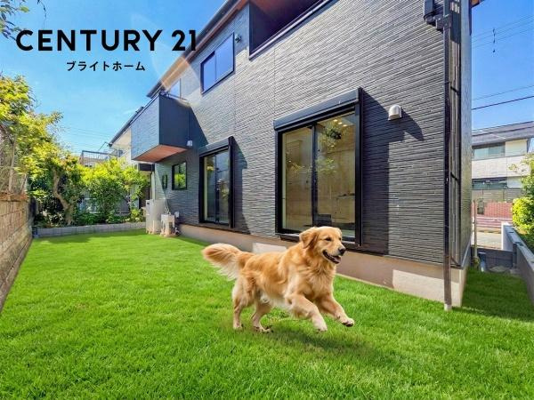 横浜市青葉区千草台の新築一戸建の庭|荷物を置くのもよし！お好きなお花を置いてみるのもよし！
色々な用途で使えるスペースです。
※犬、芝生はCGです