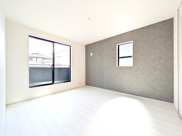 横浜市青葉区千草台の新築一戸建の洋室|窓からの光が嬉しい洋室です。
収納もあり、荷物が多い方にも安心です♪
