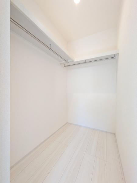 横浜市青葉区千草台の新築一戸建の収納|WICでお部屋もスッキリと利用できます！
洋服以外にも収納できるのは嬉しいポイント！
