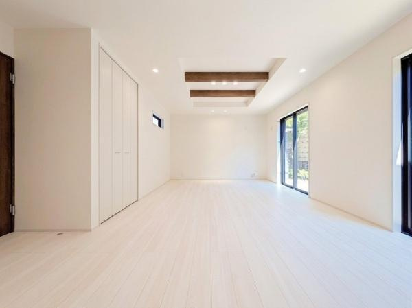 横浜市青葉区千草台の新築一戸建の居間・リビング|明るいLDK！！
陽当たり良好です。