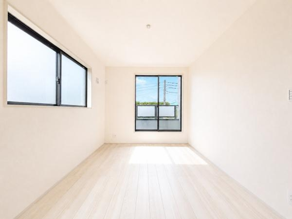 横浜市青葉区藤が丘１丁目の新築一戸建の洋室|二面採光の明るく、落ち着きのある洋室！
休日はこちらでおくつろぎ下さい♪