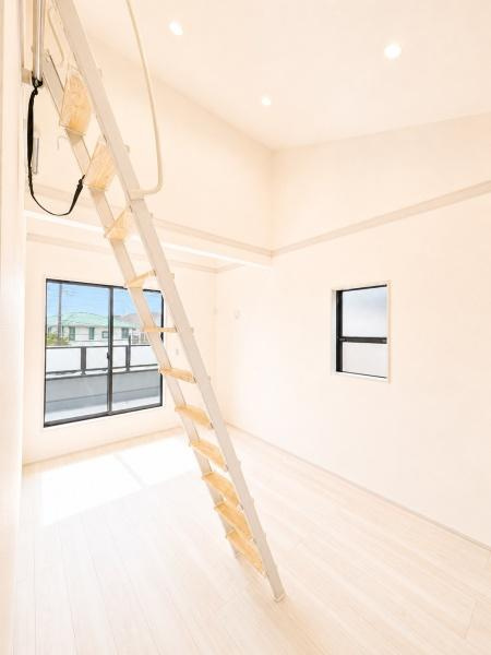 横浜市青葉区藤が丘１丁目の新築一戸建の洋室|ロフト付きの洋室です♪
天井が高く開放感があります。
