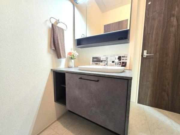 横浜市青葉区藤が丘１丁目の新築一戸建の内観：施工例|同社仕様の洗面化粧台です。
収納もしっかりとあります！