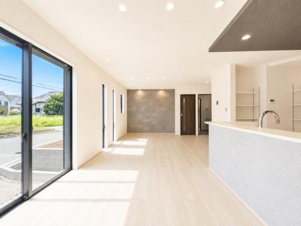 横浜市青葉区藤が丘１丁目の新築一戸建の居間・リビング|窓からは明るい光が差し込みます！
電気をつけなくても明るいです。