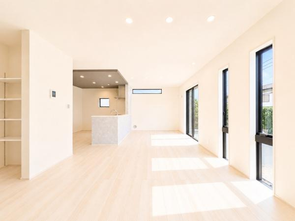 横浜市青葉区藤が丘１丁目の新築一戸建の居間・リビング|自慢したくなるリビング！
形も良く家具の配置にも困りません。
※家具等はＣＧでの参考レイアウトです。