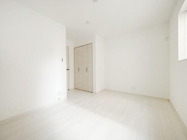 【洋室】 | 収納を完備！普段使いのお洋服や小物はもちろん、季節物のお洋服などもしっかりと整理整頓おしまい頂けます。居室空間をより広く隅々までお使いいただけますね♪