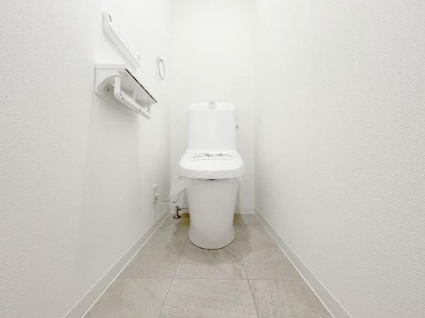 【トイレ】 | 清潔感のある広々トイレです♪
節水型でエコなトイレには、今では当たり前のウォシュレット付き。便座を温める機能付き！