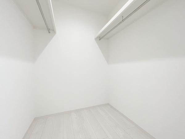 【収納】 | お洋服を大切にされる方に大変喜ばれる、憧れのウォークインクローゼット。
お洋服以外にも掃除機やスーツケースなどを一箇所に集約できるのは魅力ですね！
扉が一箇所ですので、お部屋の見た目にもスッキリ！