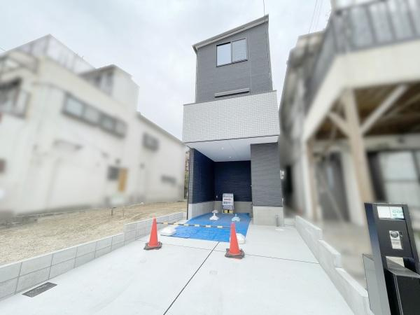 【駐車場】 | お車の出し入れが苦手なママや小さなお子様にも安心ですね。しっかり舗装もされているので、ベビーカーや自転車で通っても快適に通行できます。