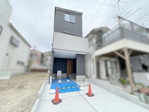 【前面道路含む現地写真】 | 周辺には、コンビニやスーパーなどの生活に便利な施設が揃っております♪