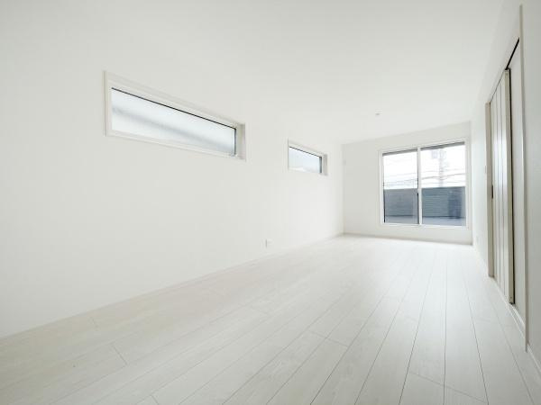 【居間・リビング】 | 室内にいても、たっぷりの陽光と爽やかな風を感じて頂けます！
ご家族と穏やかに過ごす、心地の良い時間が流れます。