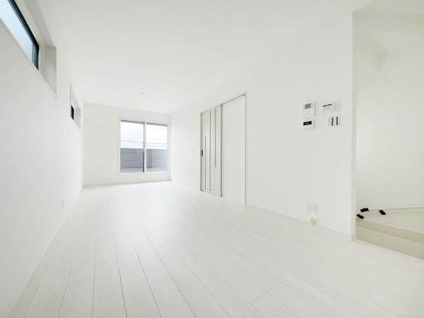 【居間・リビング】 | 大型テレビも置ける広々リビングは、陽当りが良く、部屋いっぱいに明るい陽光が広がります。
