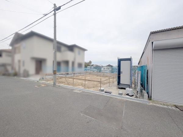 【前面道路含む現地写真】 | 低層の一戸建てを中心とした街並みが整然と続き、周辺は高い建物が建っていないので、採光や開放性に恵まれる環境です。