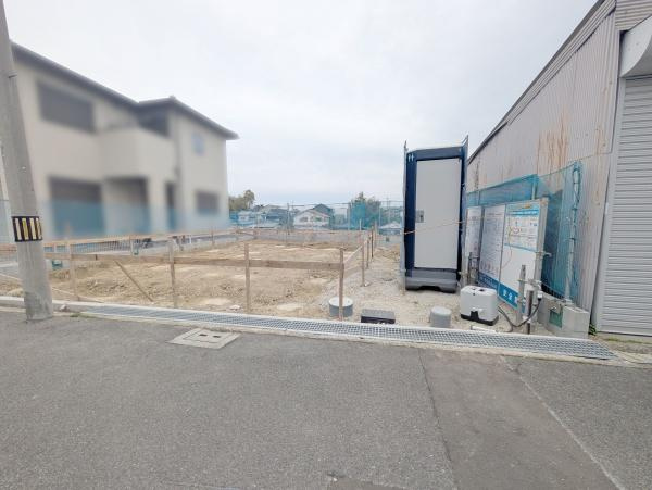 【前面道路含む現地写真】 | 全面道路：幅員約4.5ｍ！前面道路は交通量も少なく、安心してお住まい頂けます!
