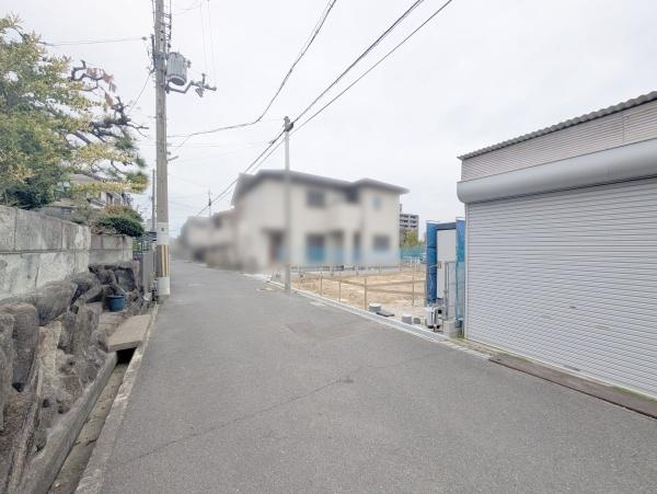 【前面道路含む現地写真】 | 前面道路は閑静な住宅地をはしる車通りの少ない道路。
しっかり舗装もされているので、ベビーカーや自転車で通っても快適に通行できます。