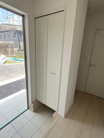 クレイドルガーデン九条町 １号棟 ／新築一戸建の玄関|■現地撮影写真■すっきりとした明るい玄関が家族やお客様を迎えてくれます！