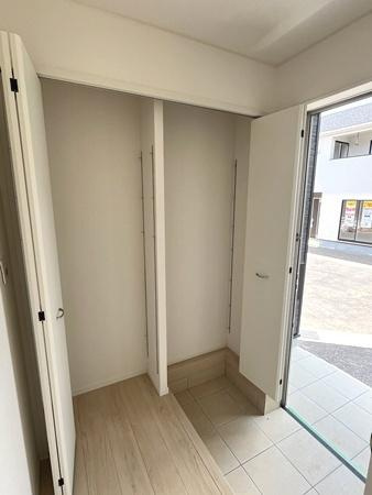 クレイドルガーデン九条町 ３号棟 ／新築一戸建の玄関|■現地撮影写真■すっきりとした明るい玄関が家族やお客様を迎えてくれます！