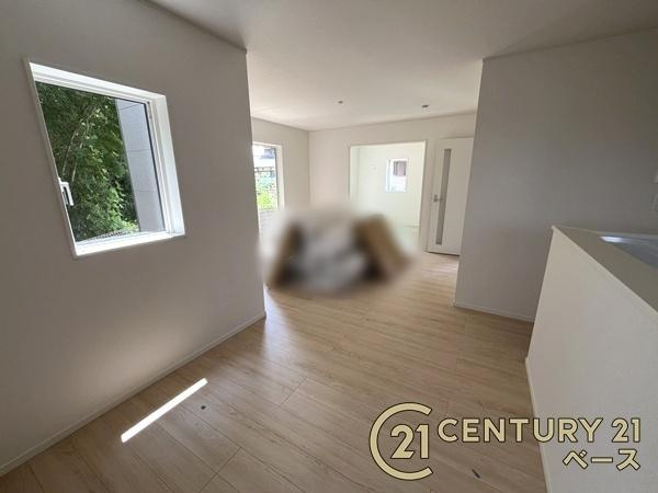クレイドルガーデン九条町 ２号棟 ／新築一戸建の居間・リビング|■現地撮影写真■大きな窓から柔らかい光が射し込みます！
