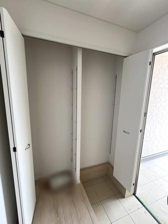 クレイドルガーデン九条町 ４号棟 ／新築一戸建の玄関|■現地撮影写真■すっきりとした明るい玄関が家族やお客様を迎えてくれます！
