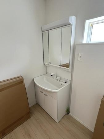 クレイドルガーデン九条町 ４号棟 ／新築一戸建の独立洗面台|■現地撮影写真■三面鏡タイプのミラーキャビネット！収納スペースも豊富です！