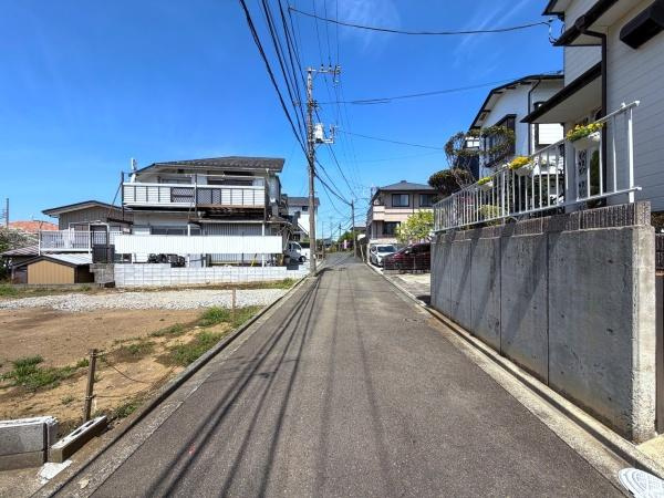 鎌倉市梶原３丁目の売地の前面道路含む現地写真