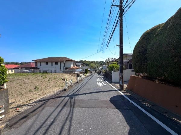 鎌倉市梶原３丁目の売地の前面道路含む現地写真