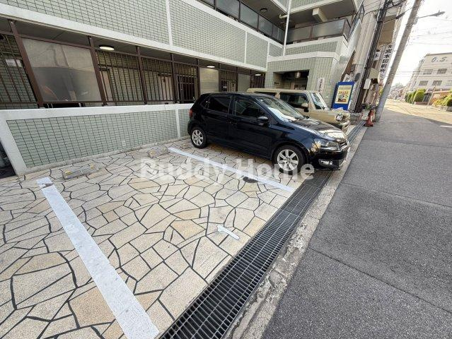 ヤングビレッジ平野の駐車場