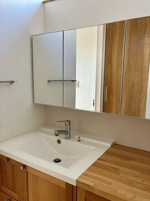 関場町戸建の洗面所| 