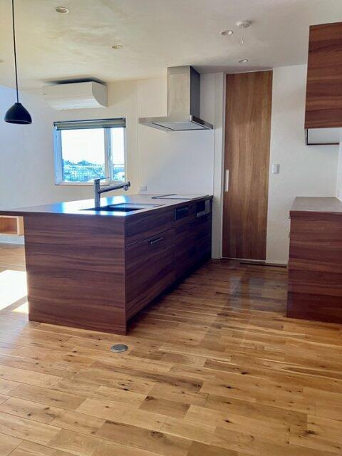 関場町戸建の居間・リビング| 