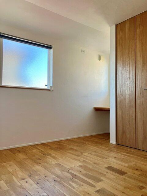 関場町戸建の居間・リビング| 