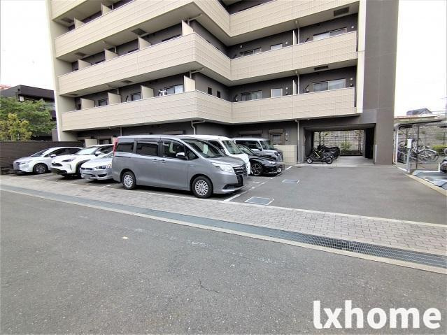 山崎マンション13の駐車場|駐車場があるので、車を買う予定の方も安心です
