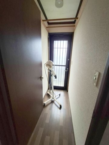 売中古戸建　牧之原市波津のその他|廊下の奥から光が入るので「抜け感」が生まれ、狭い空間でも閉塞感が感じにくく気分もあがりそうですね！