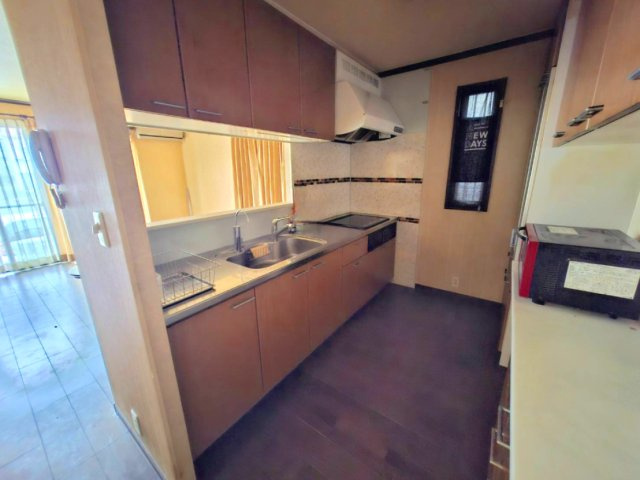 売中古戸建　牧之原市波津のキッチン|対面式キッチン。リビングとの一体感で家族とコミュニケーションが取りやすく開放感を感じられます。