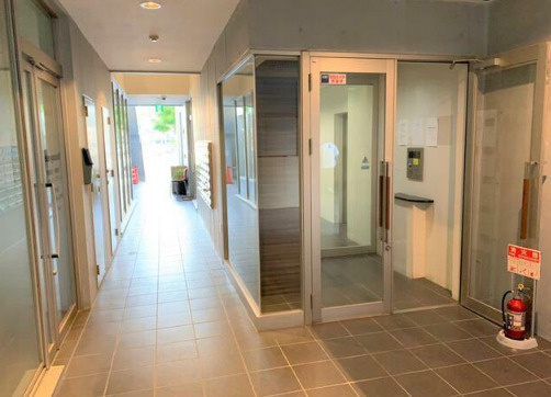 熊本市中央区南坪井町の賃貸マンションのエントランス