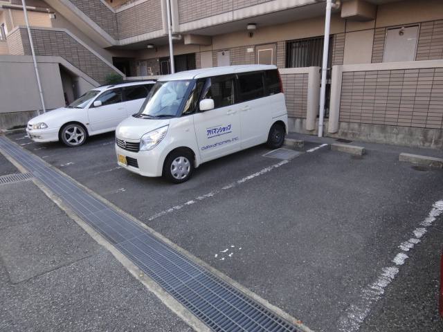 メゾンボヌールの駐車場