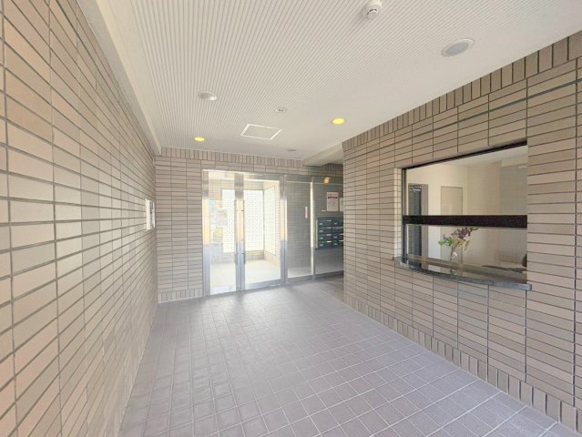 宝塚市泉町の賃貸マンションのエントランス