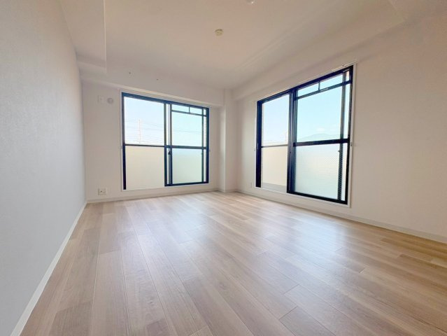 宝塚市泉町の賃貸マンションの居間・リビング|※同建物の類似写真となります。