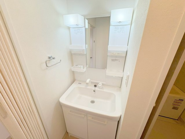 宝塚市泉町の賃貸マンションの洗面所|※同建物の類似写真となります。