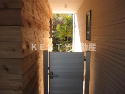 【エントランス】 | Ｃｏｕｒｔｙａｒｄ　Ｋｉｔａｍａｇｏｍｅ | 落ち着いたエントランスです