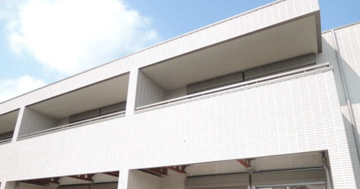 稲城市東長沼のアパートのバルコニー
