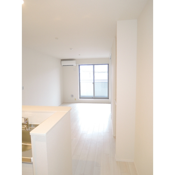 稲城市東長沼のアパートの居間・リビング