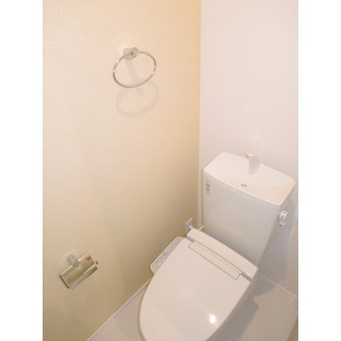 稲城市東長沼のアパートのトイレ