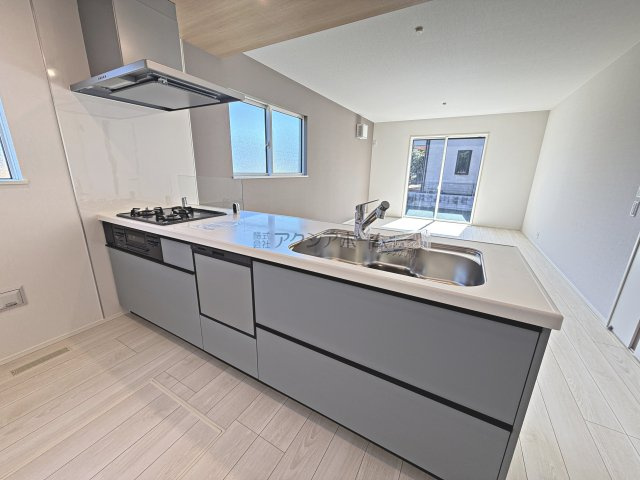 所沢市下安松・全2棟　新築一戸建　2号棟　～LDK17帖～のキッチン|リビングを見渡せる対面キッチン・食洗機付きです。