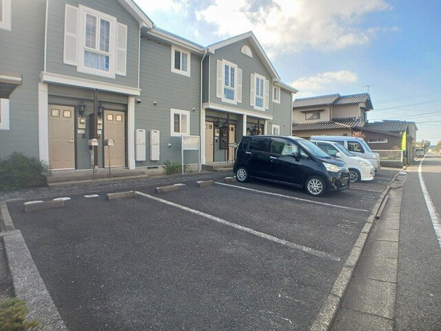 クレストールの駐車場