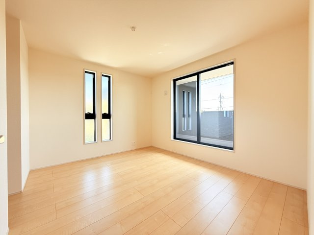 小美玉市江戸1期　新築戸建の洋室|家具や小物を合わせやすいシンプルデザイン♪
広さや日当たりなど、写真では伝えきれない部分を現地で確認してみませんか？